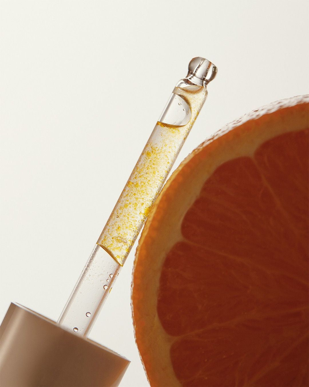 Βιταμίνη C: Ο απόλυτος σύμμαχος για φωτεινό και υγιές δέρμα.